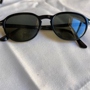 Persol 3053 polarized classic timeless keyhole peaked bridge sunglasses. Unisex